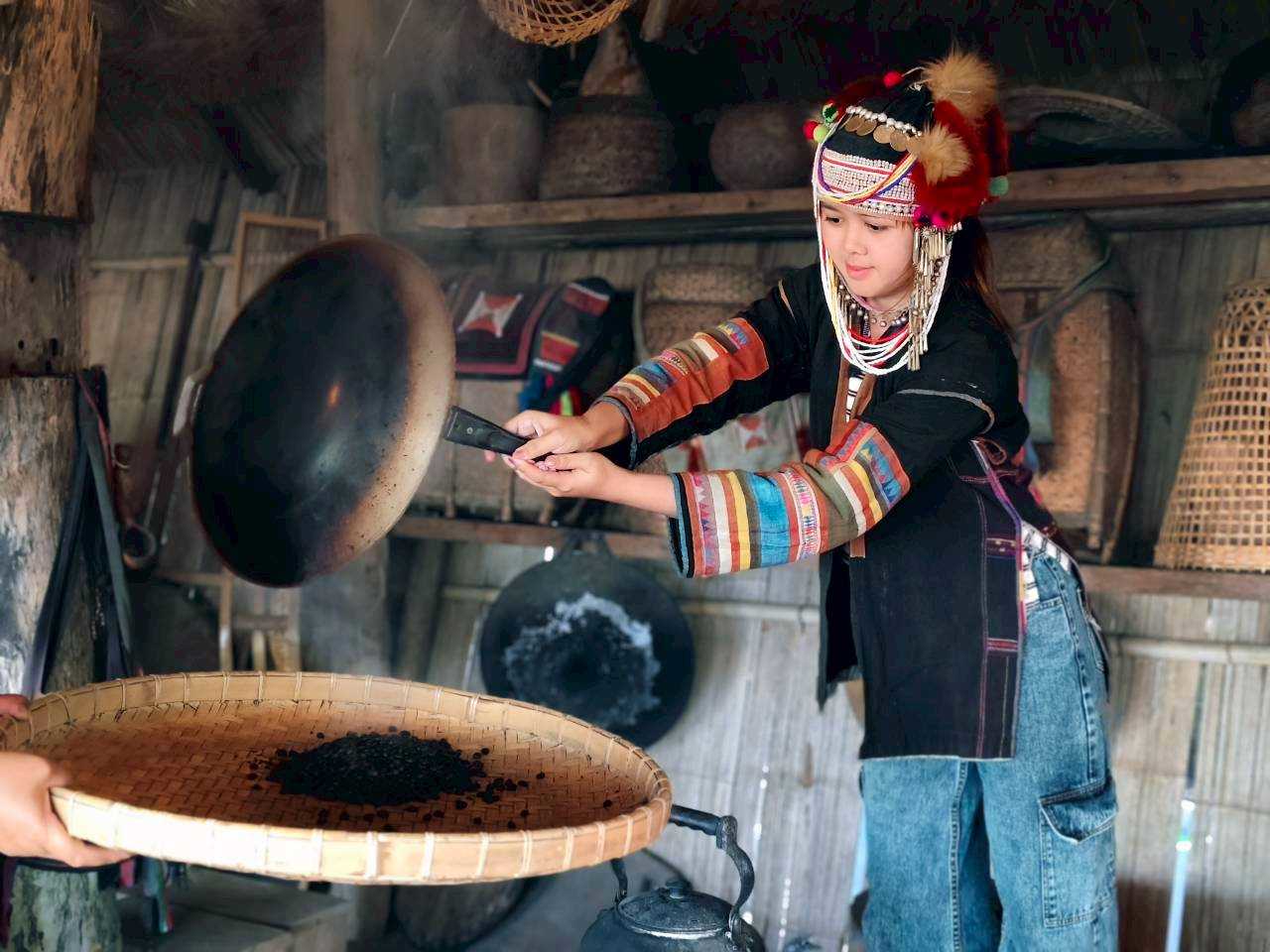 LINE_ALBUM_Chiang Rai Doi Chang Coffee Roasting _ Sunset Tou_260121_9