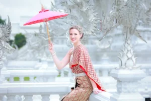 Chiang Rai : Photos of traditional Thai costumes -White Temple