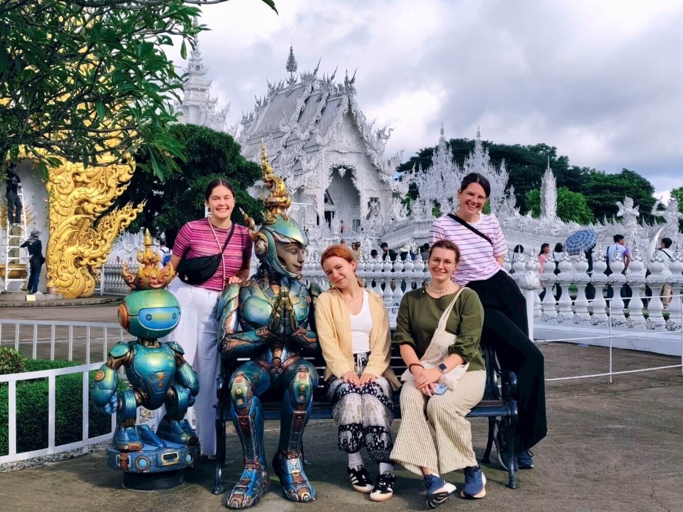 chiang-rai-white-temple-moongtour.jpg-01