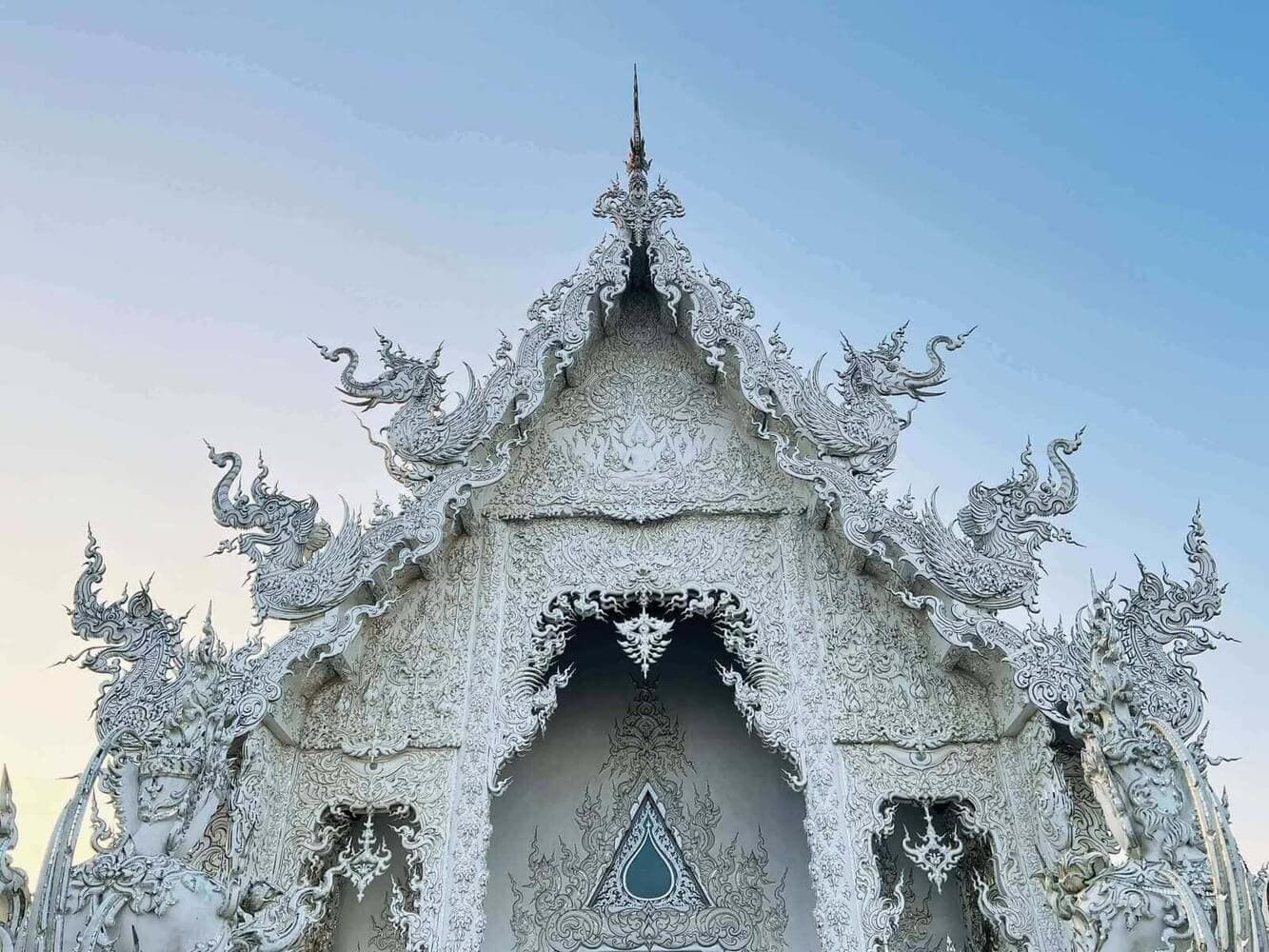 chiang-rai-white-temple-moongtour.jpg